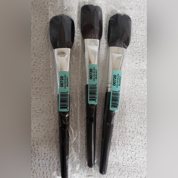 Vincent Longo Deluxe Blush Brushes 3 - Picture 3 of 3